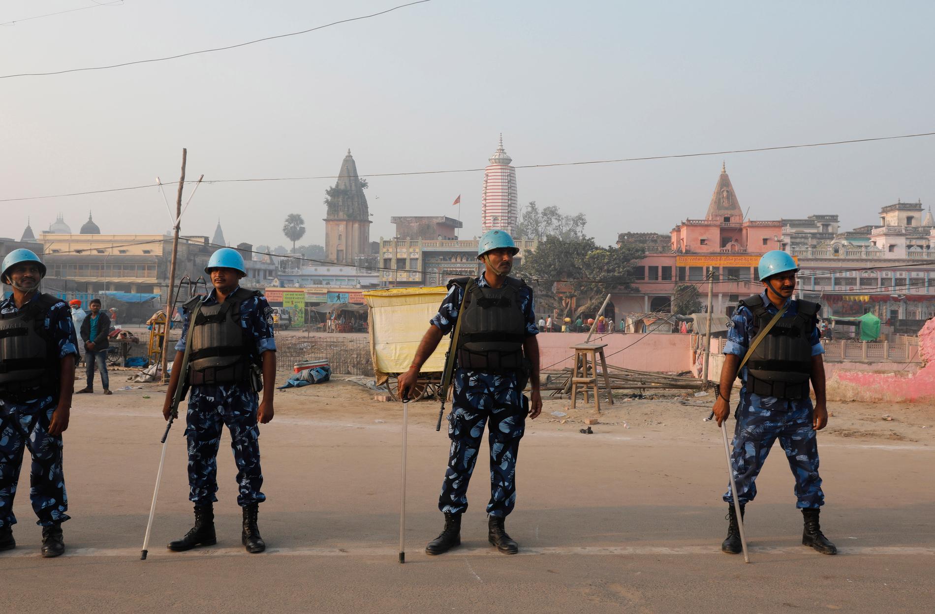 Säkerhetsstyrkor vaktar det omstridda heliga området i Ayodhya.