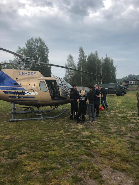 Räddningsarbetare vid en av brandhelikoptrarna i Älvdalen tidigare i veckan. 