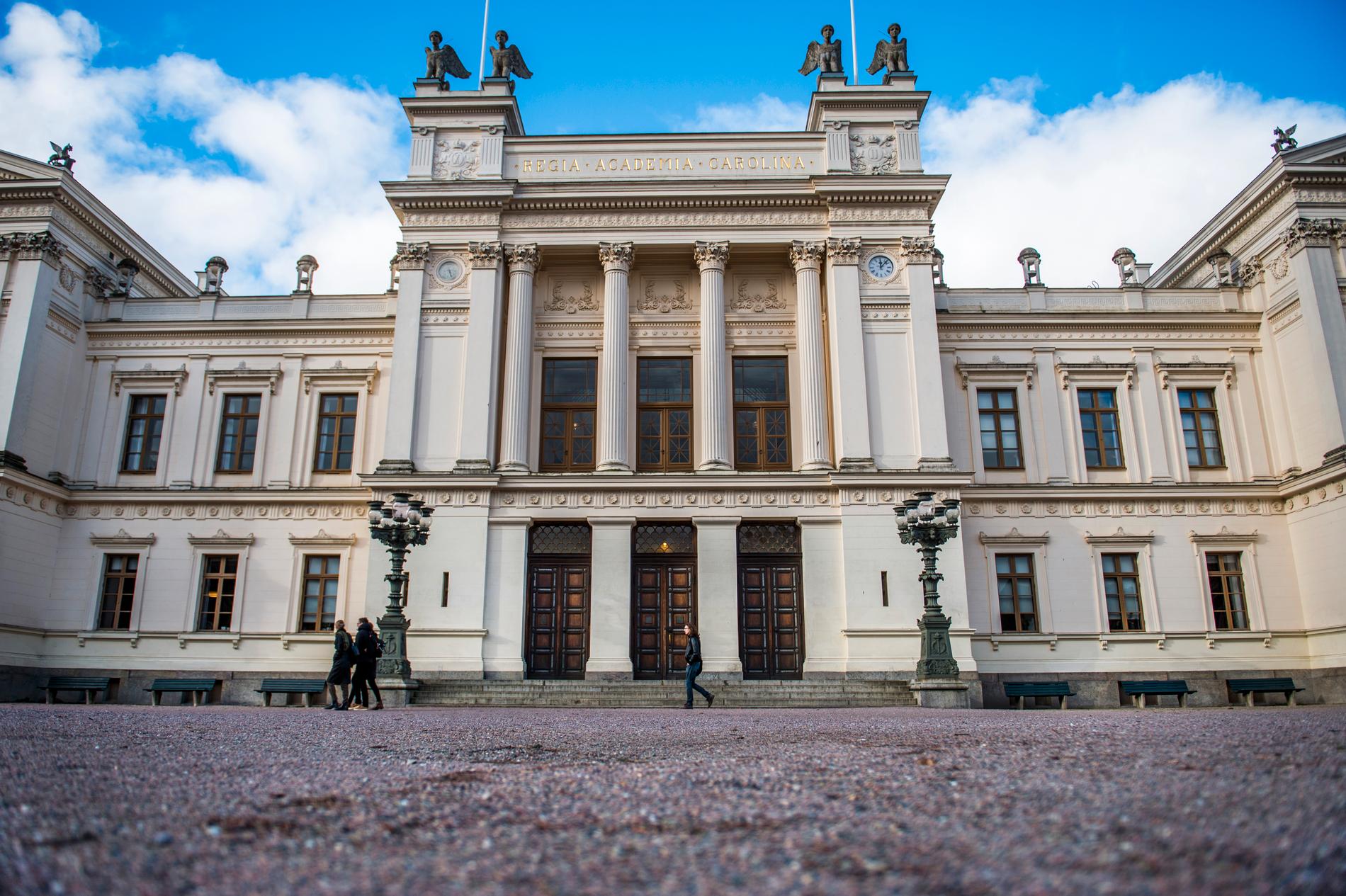 Lunds universitet undersöker om det är möjligt att stänga av en läkarstudent som är dömd för våldtäkt. 