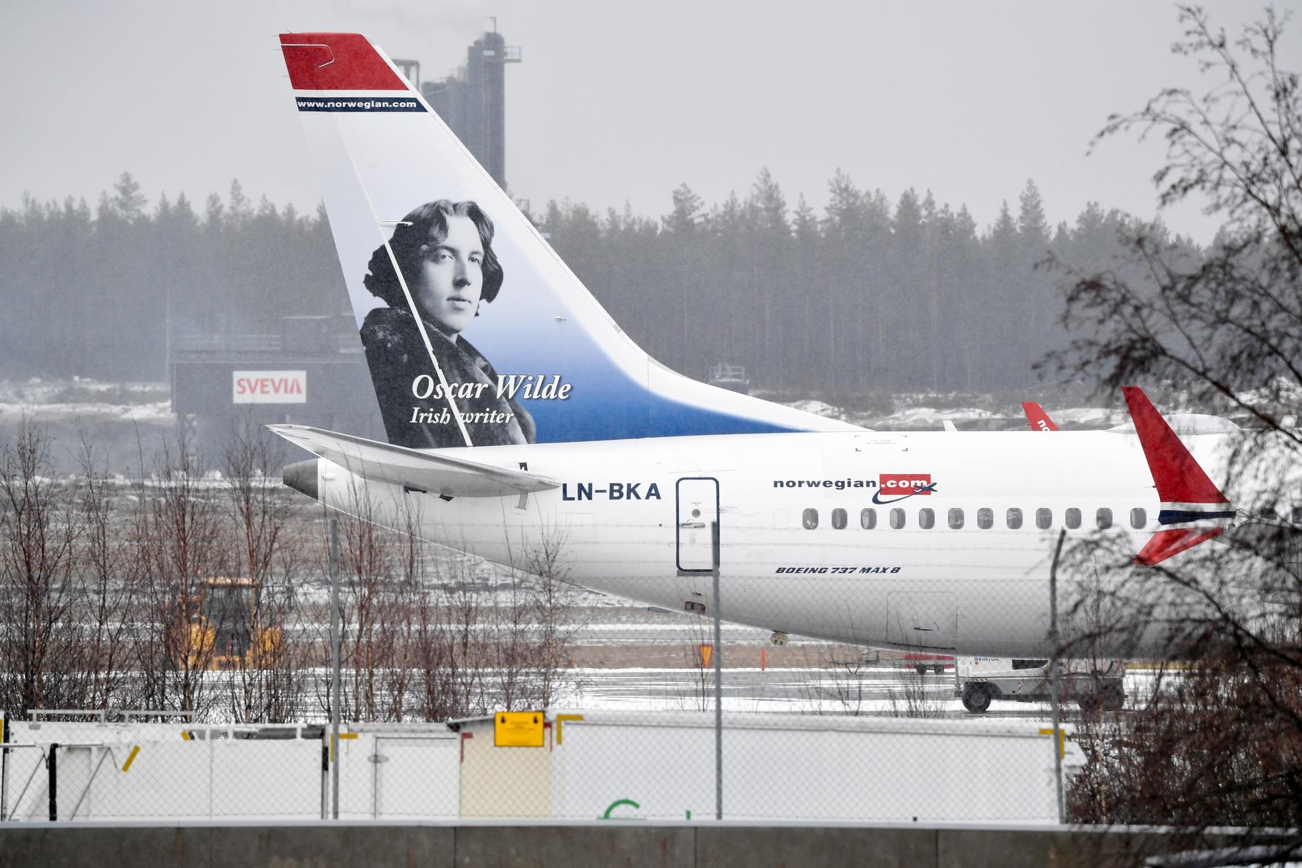 Ett flygplan av modellen Boeing 737 Max 8 står parkerat på Arlanda flygplats. Flera av Norwegians avgångar påverkas efter beslutet om att stoppa alla flygningar med Boeing-modellen.