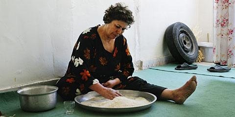 Sanna Sjöswärds mamma Sedigheh förbereder maten i hemmet i Iran.