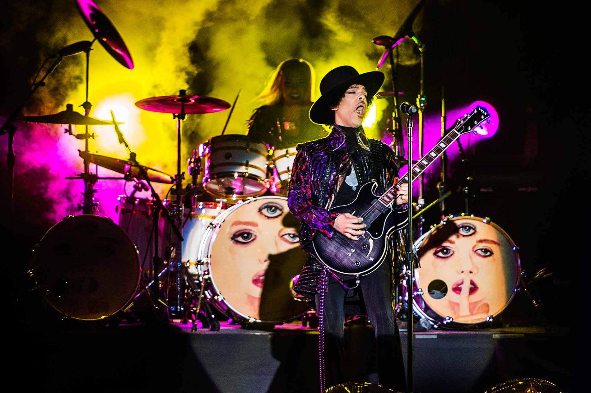Prince spelar i Stockholm 2013.
