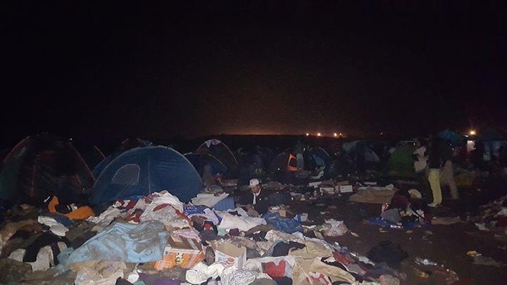 Flyktingarna bor i tält omgivna av sopor.