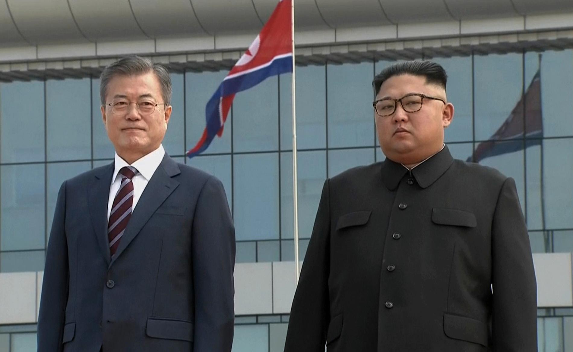 Sydkoreas president Moon Jae-In, till vänster, tillsammans med Nordkoreas ledare Kim Jong-Un under ett möte Pyongyang i september i fjol.