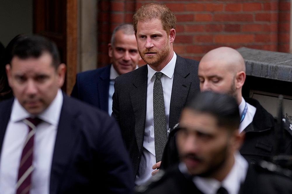 Prins Harry anländer till Högsta domstolen i London för förberedande förhandlingar kring prinsens stämningsansökan mot Associated Newspapers. 