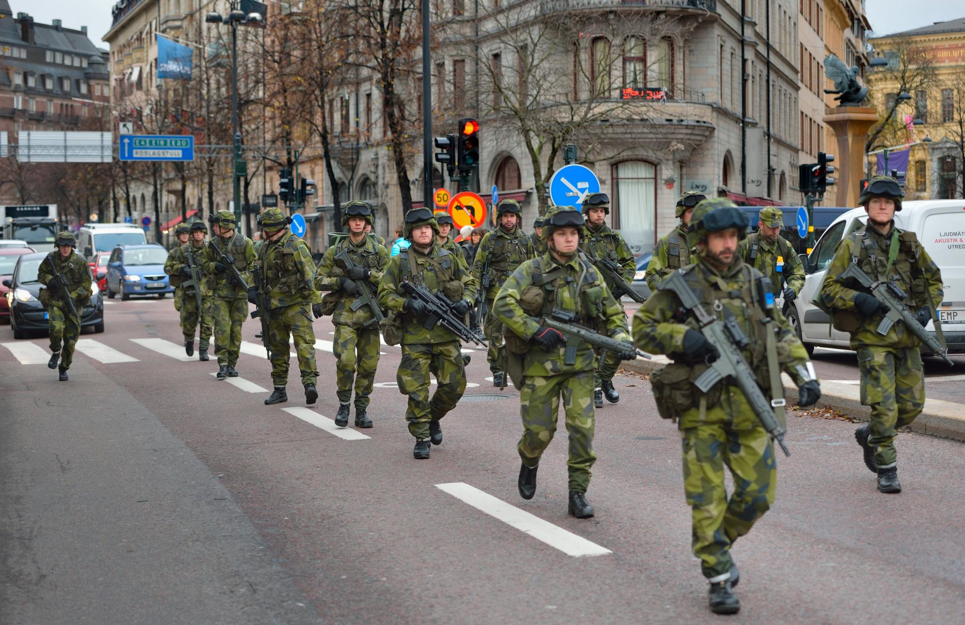 Svenska soldater övar strid i bebyggelse i centrala Stockholm. En viktig förmåga för försvaret av Sverige mot yttre hot.