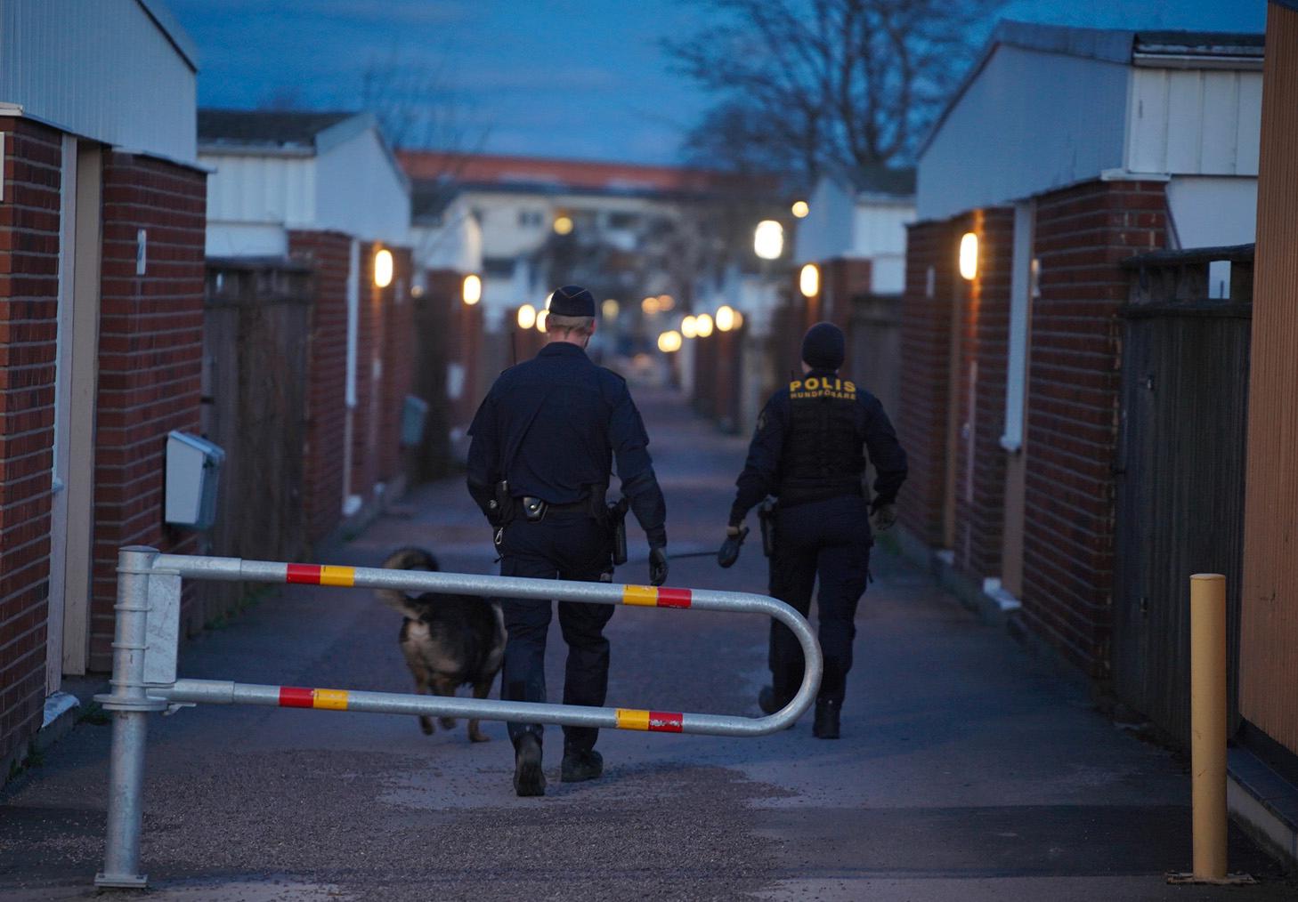 Polis arbetar i Norrköpingsstadsdelen Navestad.