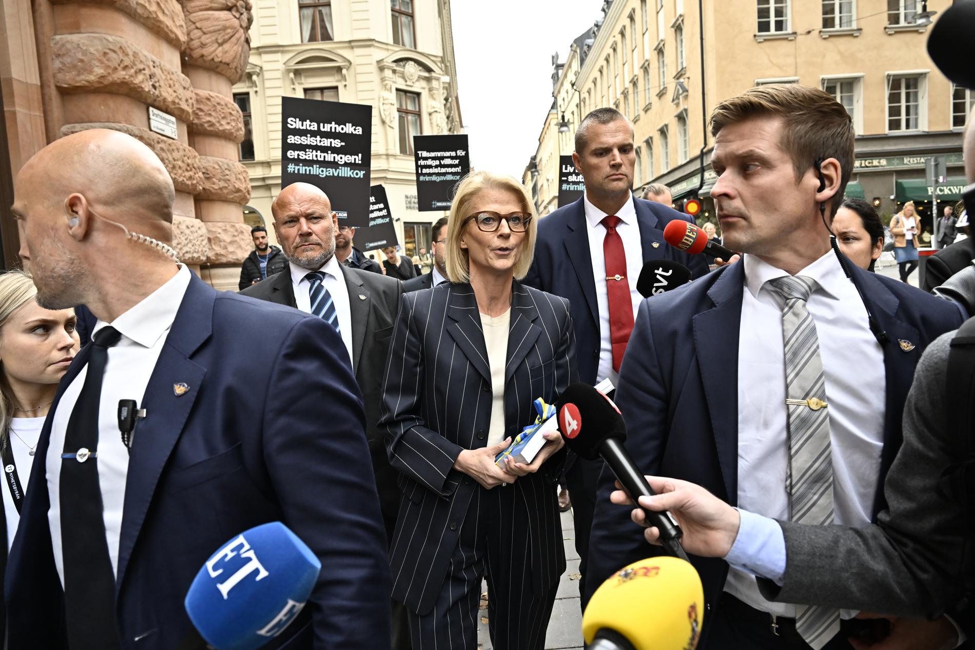 Finansminister Elisabeth Svantesson (M) budgetpromenad på Drottninggatan till riksdagen med budgetpropositionen för 2024 och höständringsbudgeten för 2023.