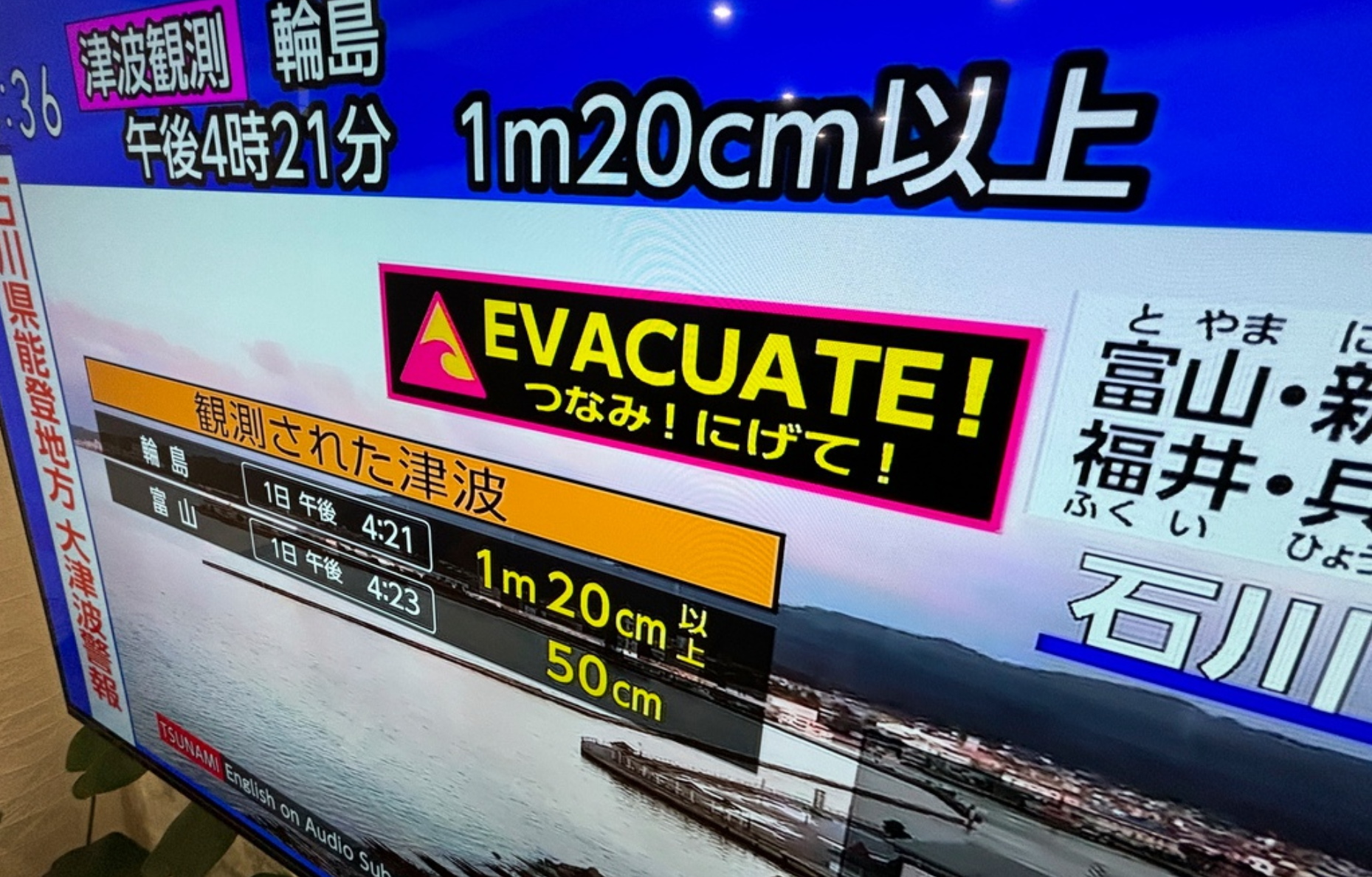 Människor längs kusten har under dagen uppmanats att evakuera.