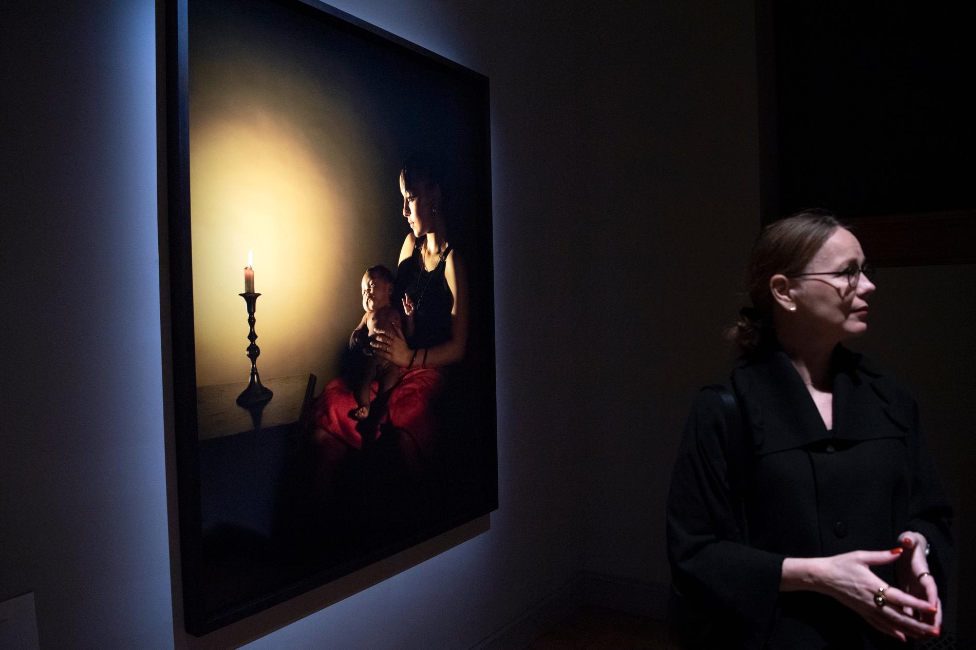 Mat Collishaws fotografi "Ensamma nätter, Annabelle" ingår i utställningen som Susanna Pettersson har kurerat tillsammans med sin brittiske kollega James Putnam.
