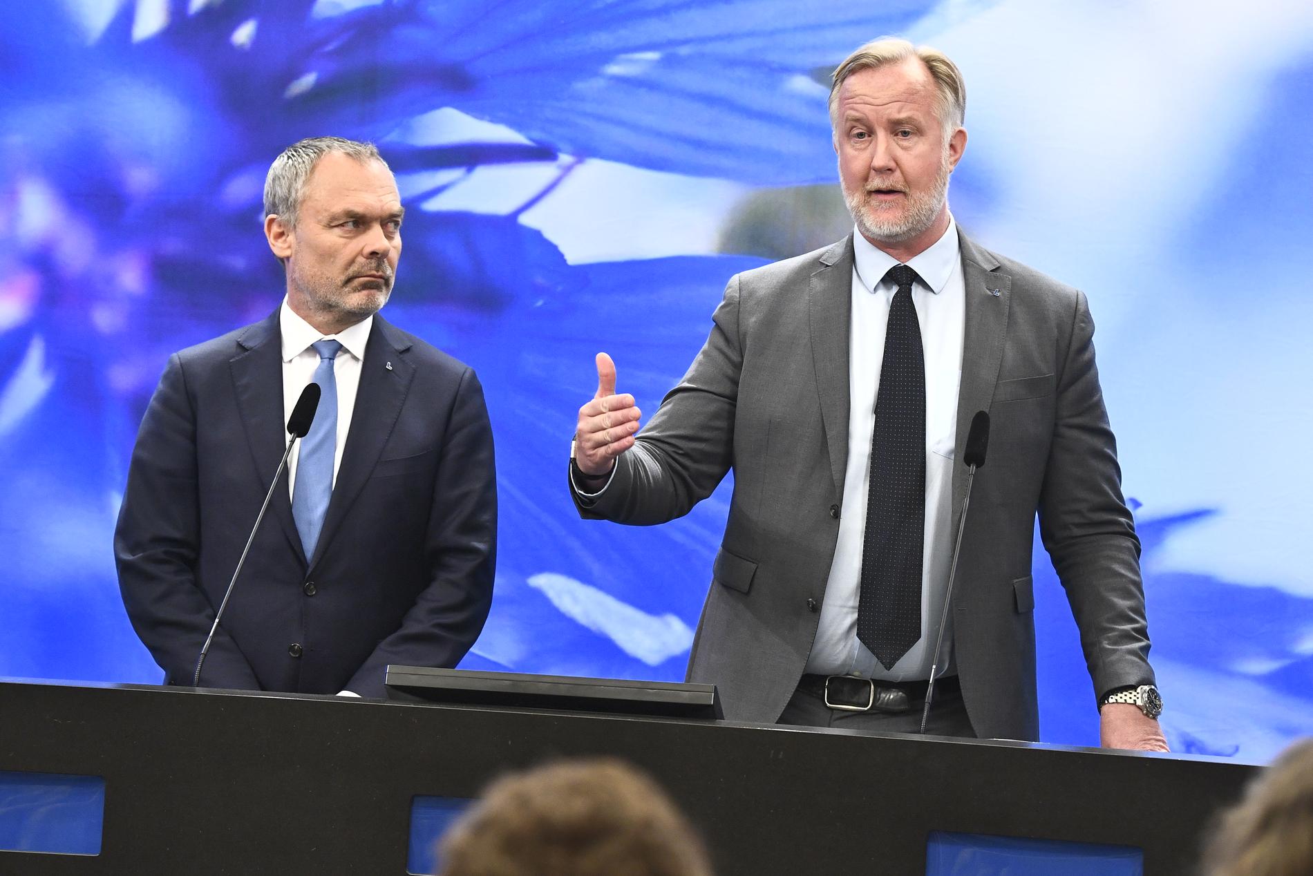 Liberalernas partiledare Jan Björklund och Johan Pehrson, ekonomiskpolitisk talesperson, kommenterar vårändringsbudgeten under en pressträff i riksdagens presscenter i Stockholm.