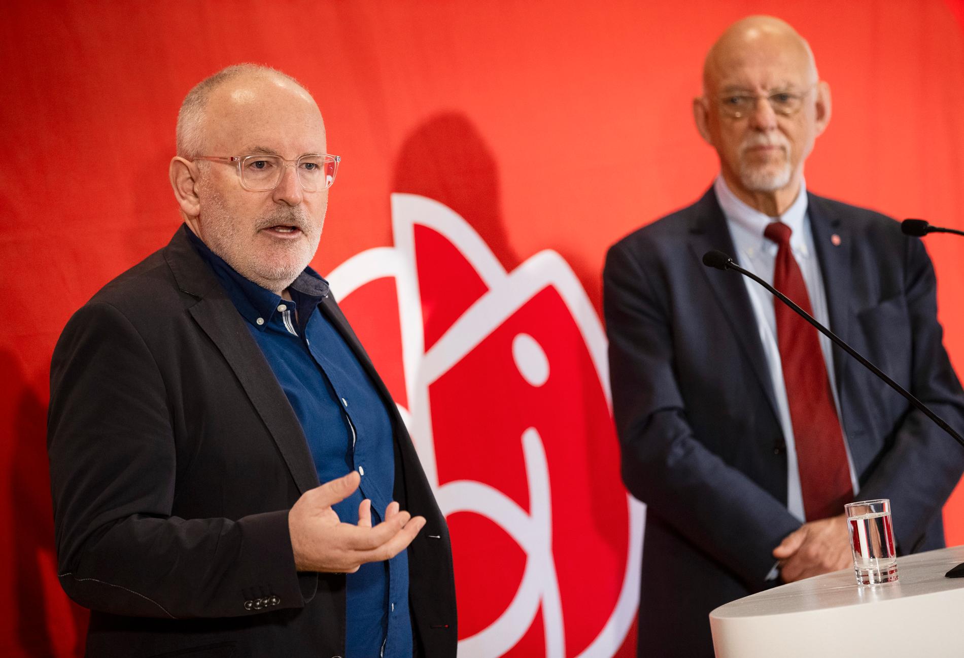 EU-kommissionären Frans Timmermans från Nederländerna och EU-minister Hans Dahlgren (S) möter media under Socialdemokraternas partikongress 2019 i Örebro.