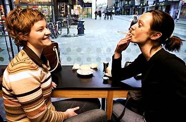 norge  Vi borde åtminstone fått behålla några barer där man får röka , tycker Cecilia Sønstebø och Benedikte Englund på krogen Byråkrat i Oslo.