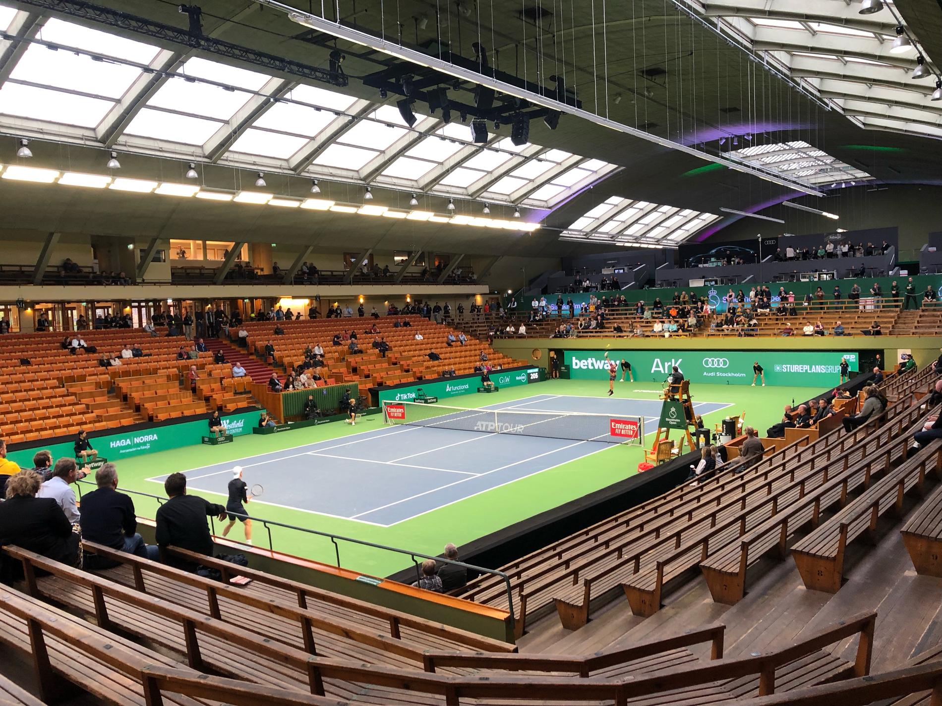 Kungliga tennishallen är en förtjusande byggnad med sin träinteriör och sitt välvda tak som bärs upp av en betongkonstruktion bestående av tvåledsbågar i stål och betong, men det vet väl varenda människa. Taket har en fri spännvidd av 48,5 meter och flera band med takfönster som släpper in dagsljus. 