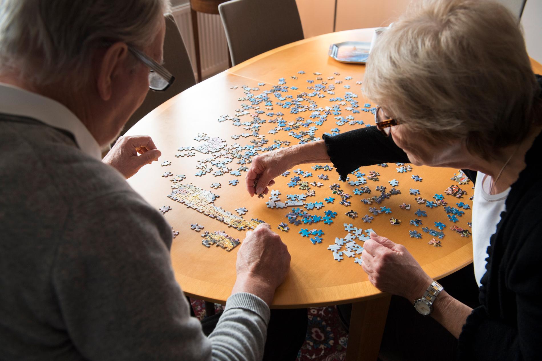 De äldre spelar spel, lyssnar på musik och hittar på andra som håller igång hjärna och händer under dagverksamheterna. 