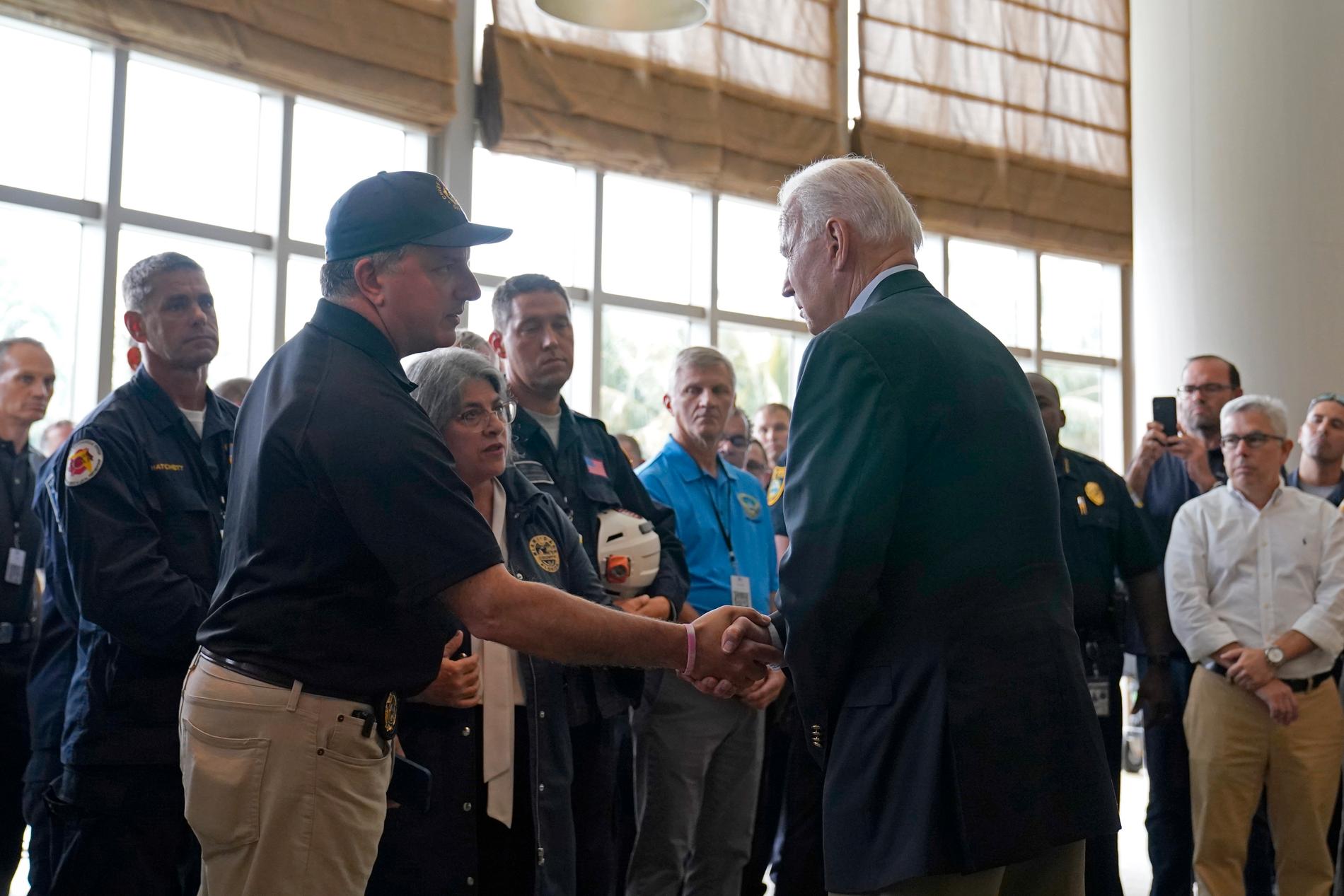 President Joe Biden träffade på torsdagen företrädare för räddningstjänster i Florida och insatspersonal som var först på plats vid husraset för en vecka sedan.