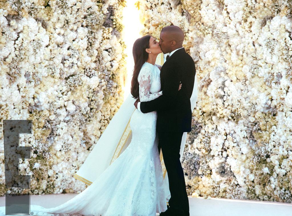 Kim och Kanye när de förenades i en saftig bröllopskyss.