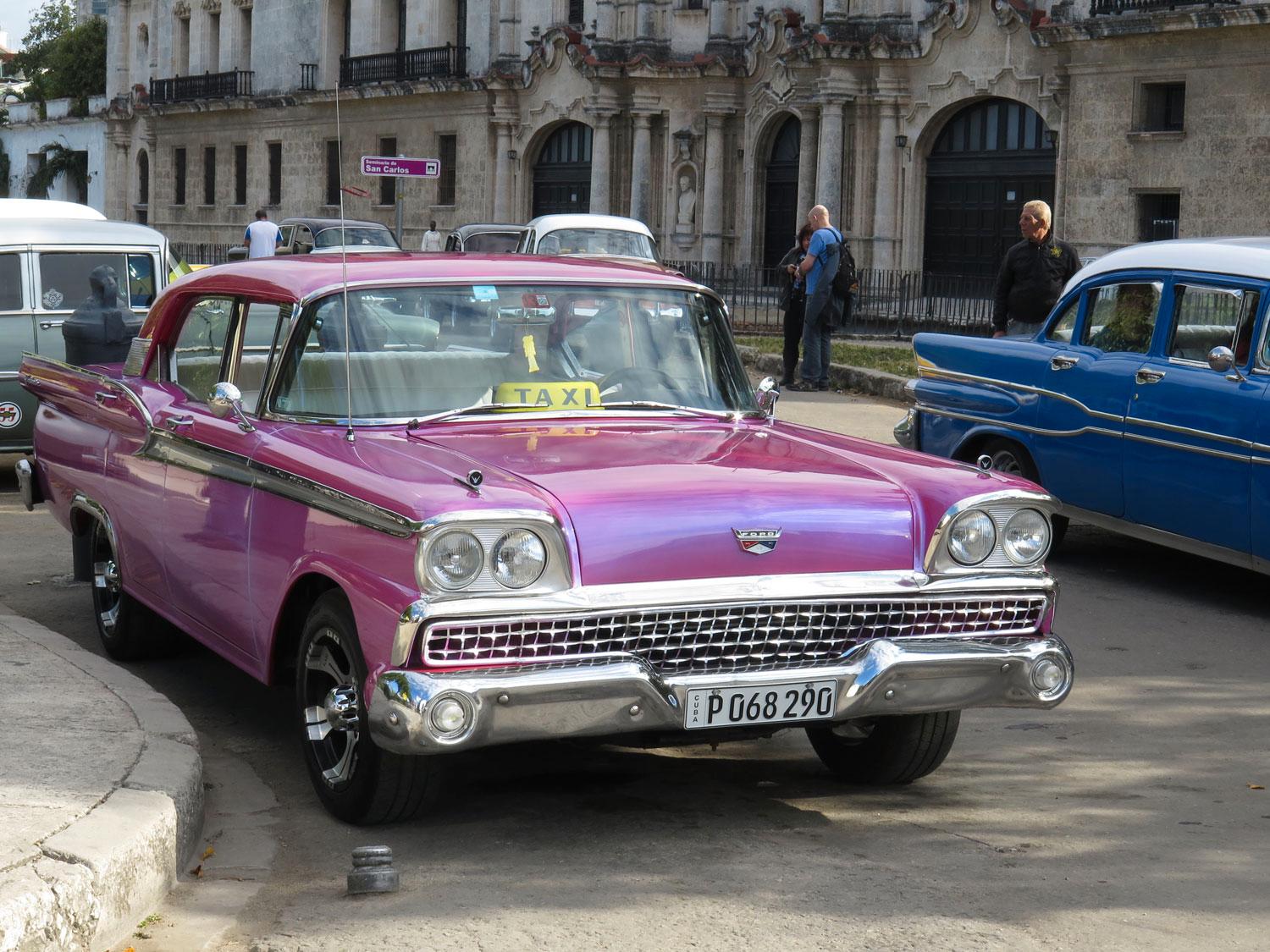 En del bilar är renoverade till riktigt fint skick, som den här taxin från 1959, en Ford Galaxie Fairlane, enligt de kromade emblemen som för ovanlighetens skull sitter kvar på bilen.