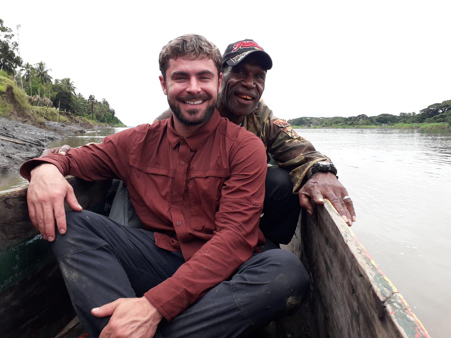 Zac Efron under inspelningen av den nya tv-serien ”Killing Zac Efron” i Papua Nya Guinea.