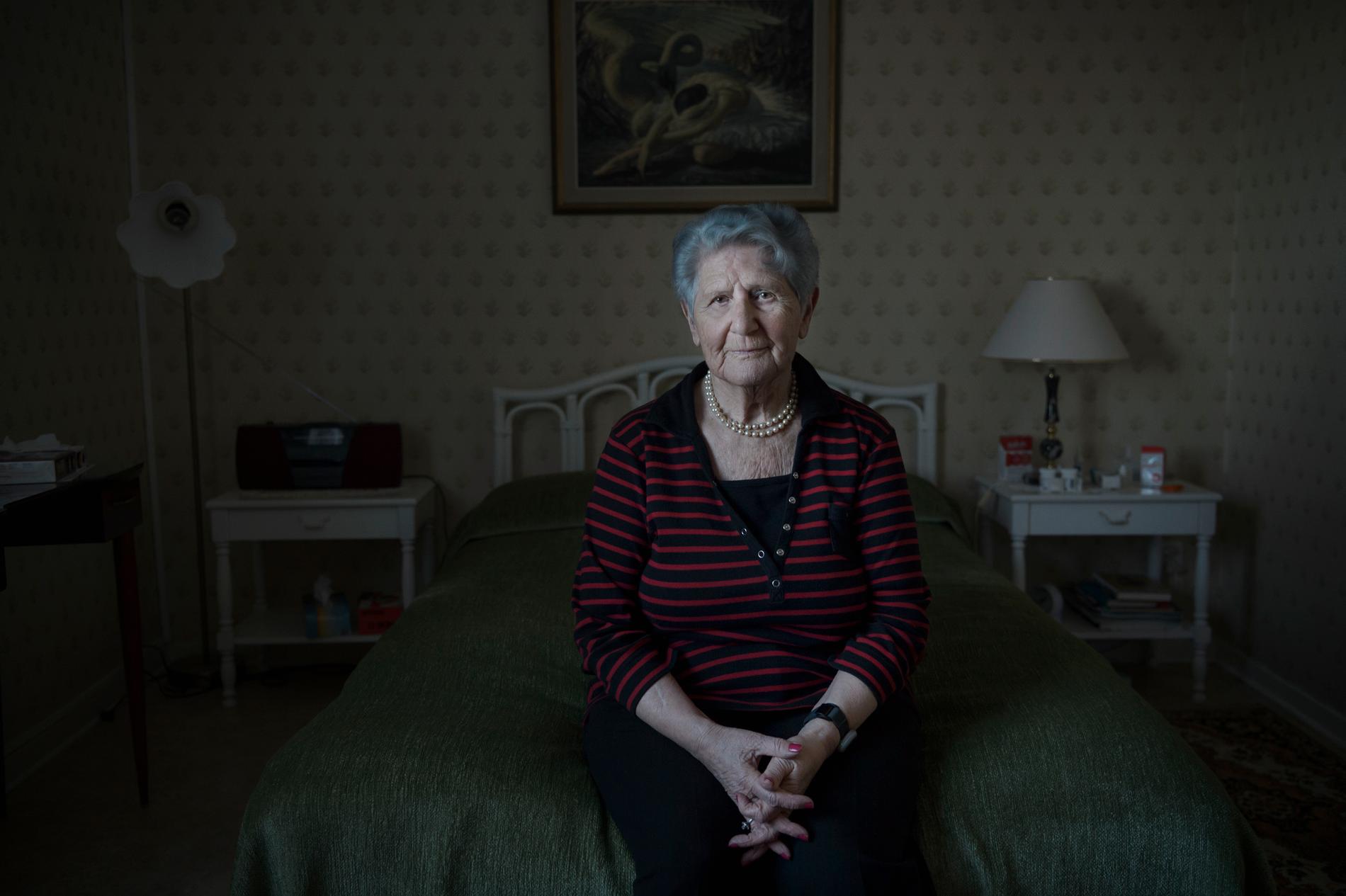 Hemma hos Cyla Trus, 2017 när hennes barnbarn Helena Trus intervjuade henne om Förintelsen för Aftonbladet TV.