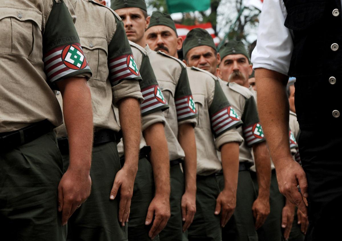 Medlemmar ur det numera förbjudna Magyar Garda, Ungerska gardet, paraderar. Armbindeln liknar den symbol som användes av Pilkorsrörelsen, en grupp som hjälpte de tyska nazisterna förfölja judar under andra världskriget.