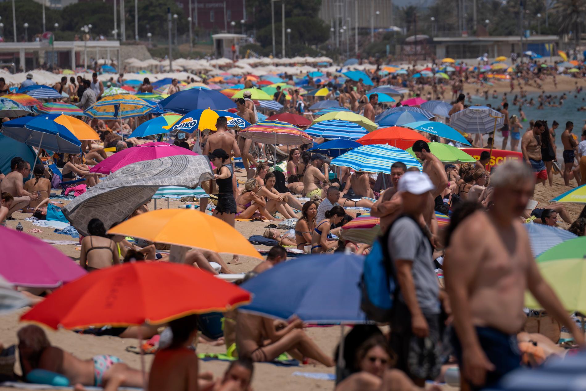 Trångt på stranden i Barcelona i Spanien när den ovanligt tidiga värmeböljan nyligen slog till. Men för utsatta grupper som äldre, yngre och människor med andra sjukdomar kan de höga temperaturerna snarare utgöra en risk än en njutning.