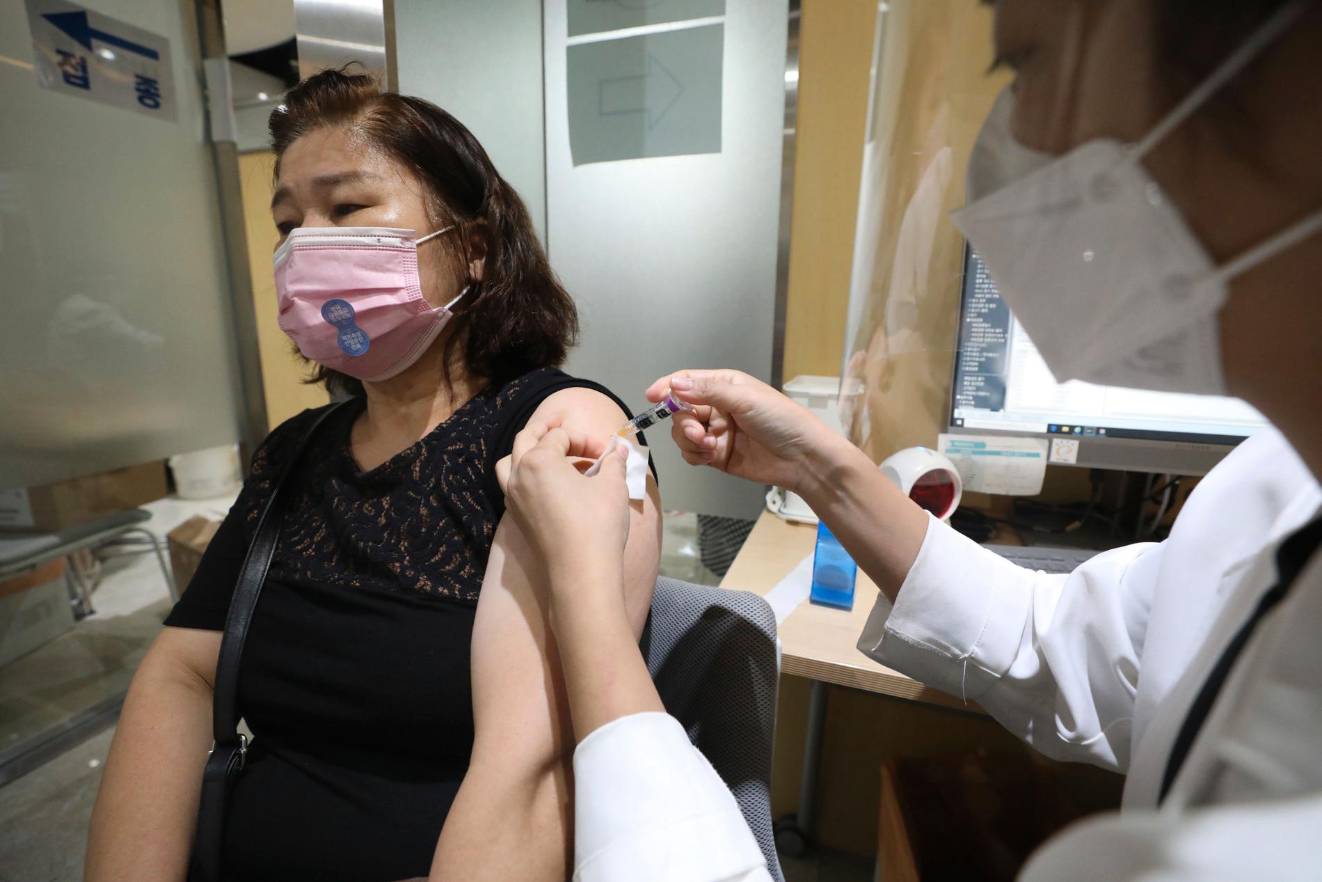 En kvinna vaccineras mot säsongsinfluensan i Seoul, Sydkorea, i torsdags.