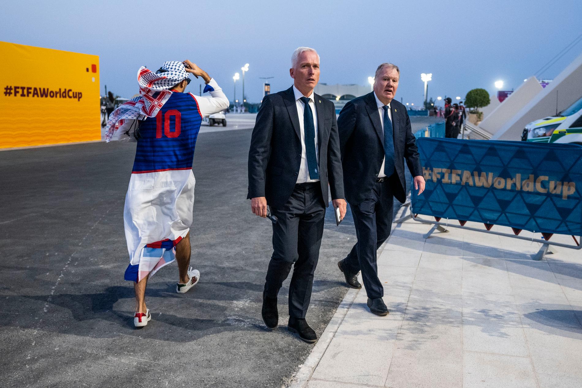Svenska fotbollförbundets generalsekreterare Håkan Sjöstrand och Karl-Erik Nilsson, avgående ordförande för Svenska fotbollförbundet på väg till premiärmatchen mellan Qatar och Ecuador i Al Bayt Stadium i Al Khor under herrarnas fotbolls-VM 2022.
