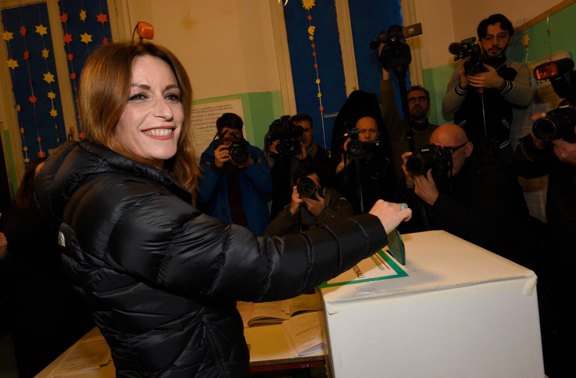 Legas Lucia Borgonzoni lägger sin röst i valet i Emilia-Romagna.