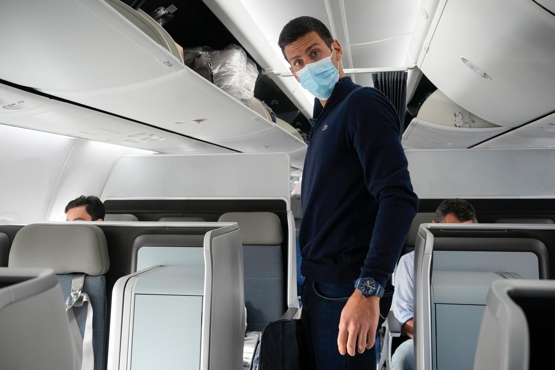 Novak Djokovic, på väg hem till Serbien efter att ha utvisats från Australien.