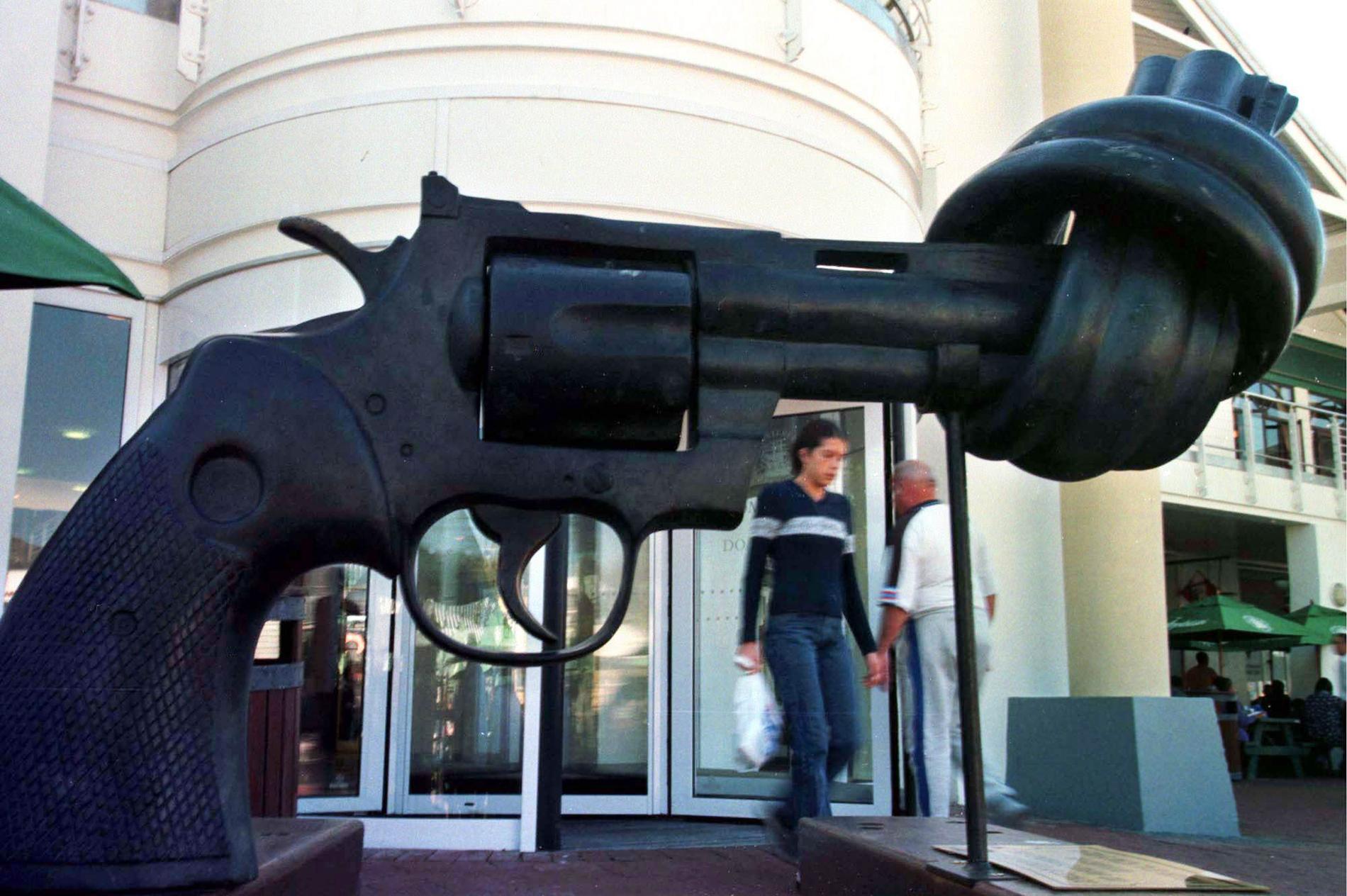 Carl Fredrik Reuterswärd som skapade ”knutna revolvern” är död