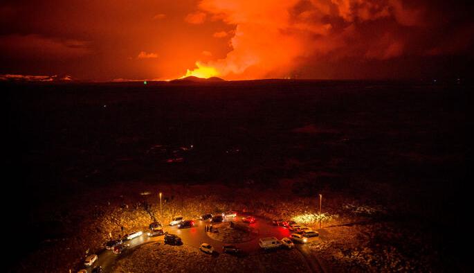 Vulkanen syns tydligt från centrala Reykjavik, säger fotografen Jakob Vegerfors till Aftonbladet.