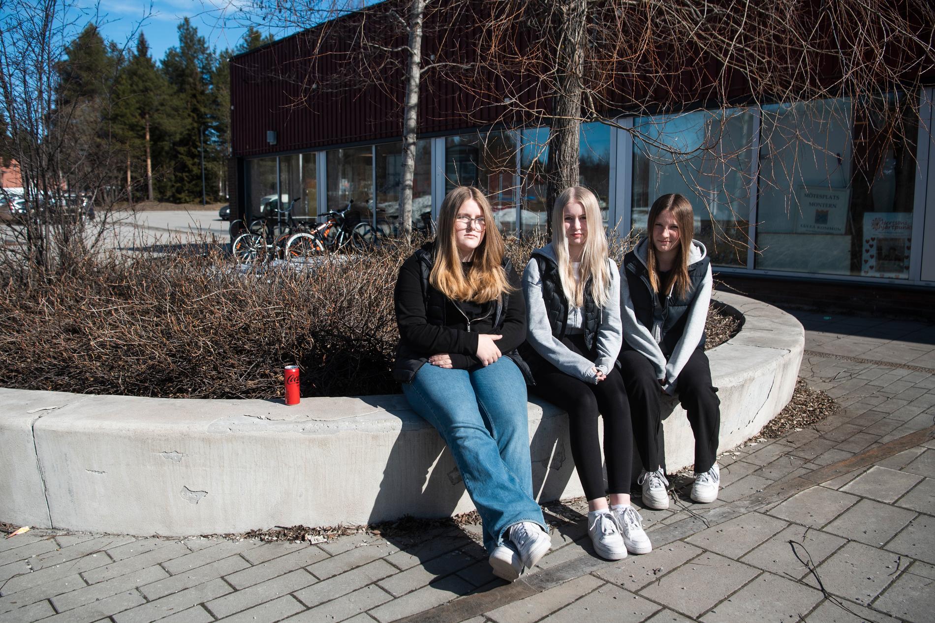 Milla Munkhammar, Cornelia Renlund, Elsa Taavola, elever på Hertsöskolan i Hertsö centrum. 