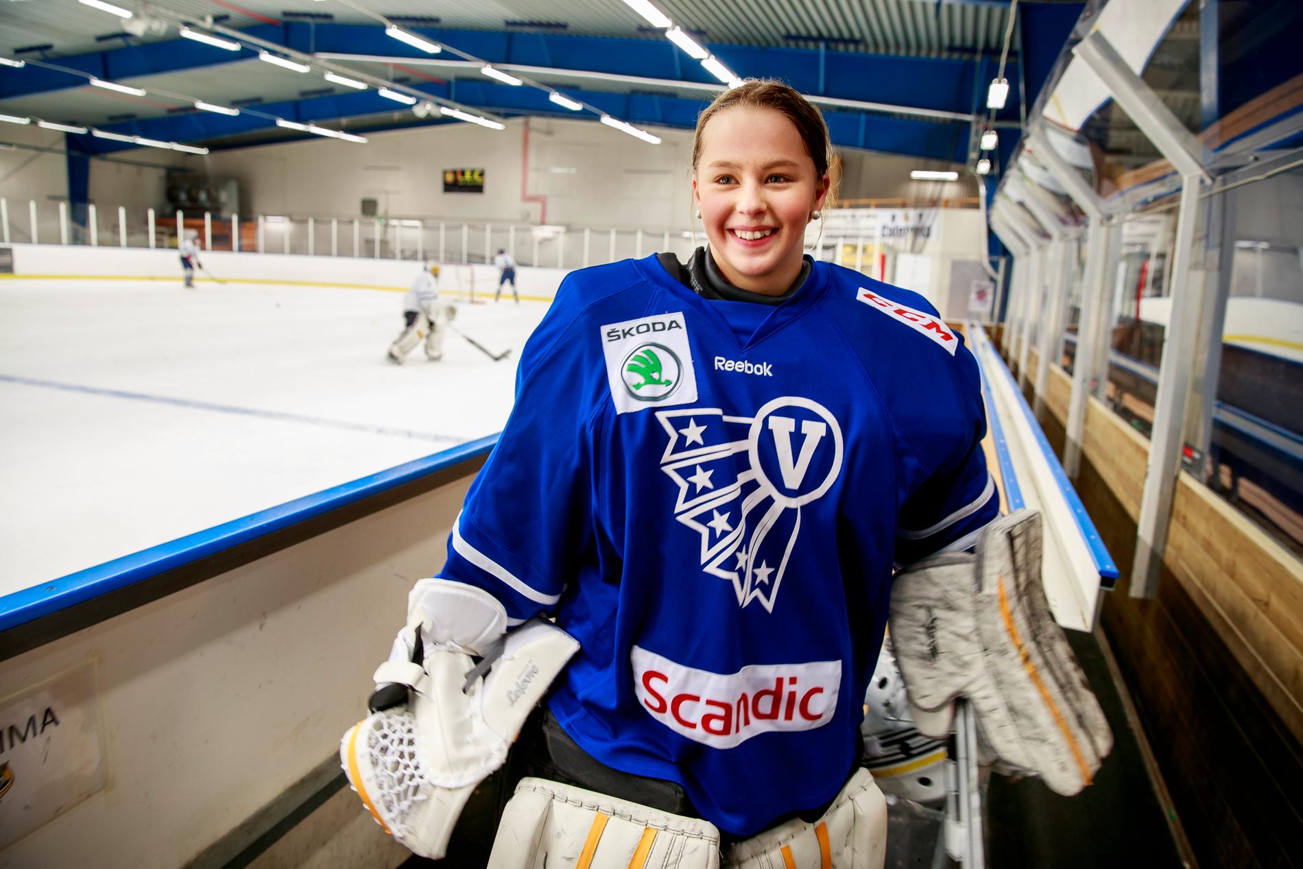 Tindra Holm var enda tjej i Västerbottens TV-pucklag. Nu får hon äntligen chans att spela i ett damlag i Skellefteå också.