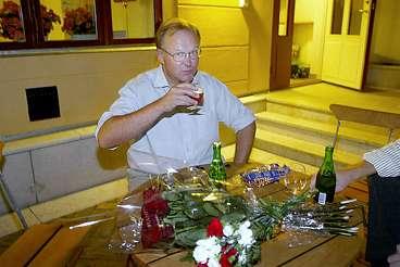Göran Persson tog en öl med medarbetaren Pär Nuder efter tv-duellen och njöt av att tittarna gav honom segern.