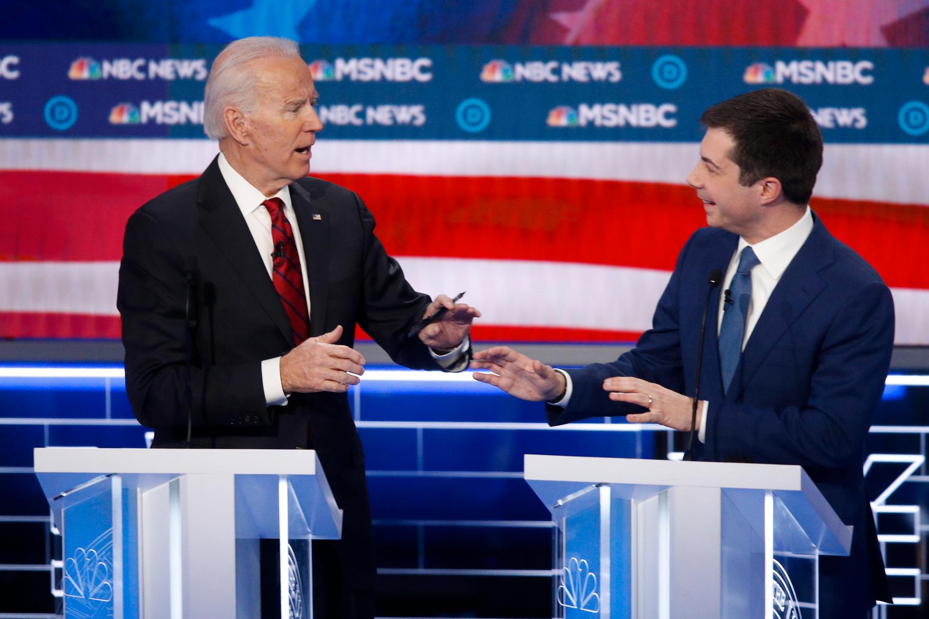 De demokratiska presidentaspiranterna Joe Biden (t v) och Pete Buttigieg debatterar mot varandra den 19 februari. Buttigieg har nu ställt sig bakom Biden.