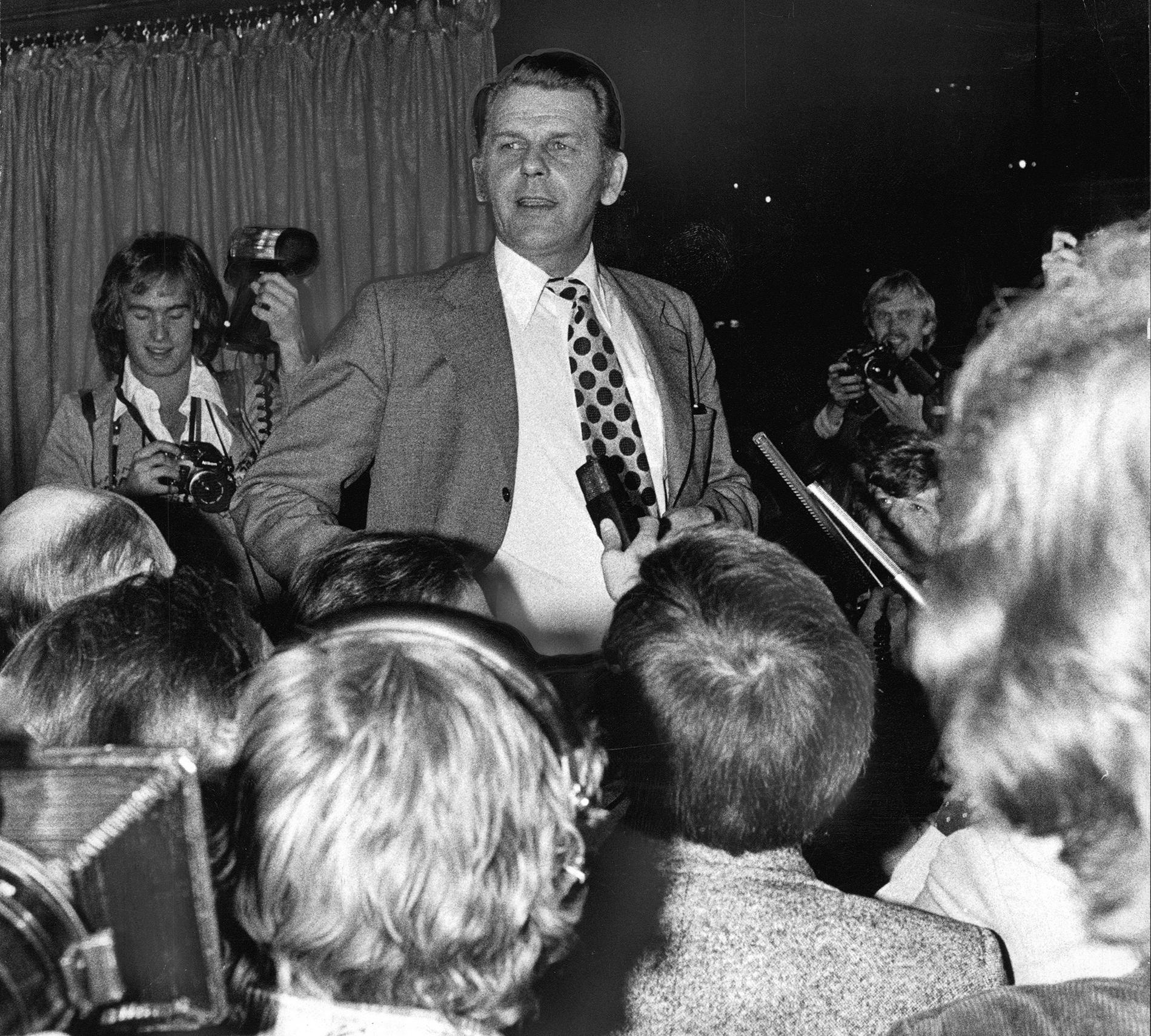 Valet 1976. Thorbjörn Fälldin (C) firar valsegern.