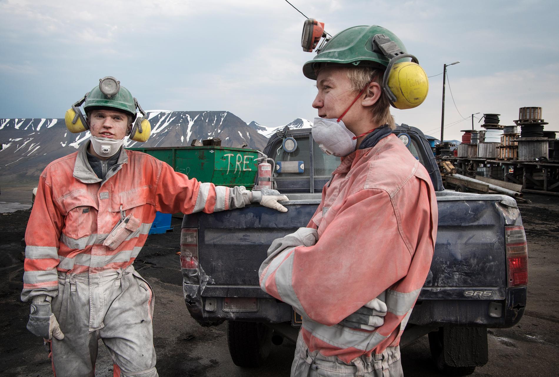 Nikolai Seljevold och Henrik Ulvang arbetar i den enda kvarvarande kolgruvan på Svalbard.