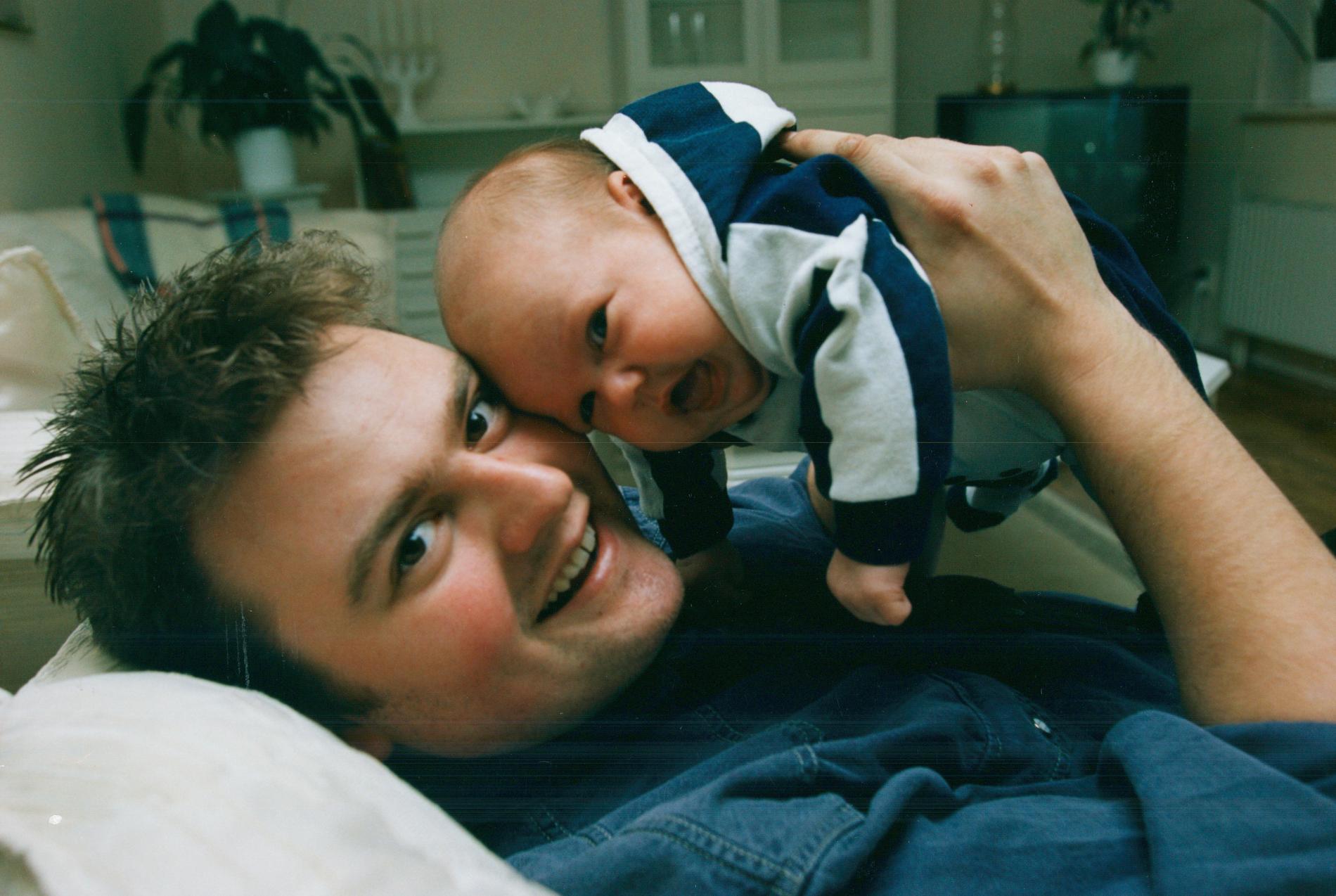 Adam Alsing tillsammans med nyfödde sonen Sebastian i januari 1992.