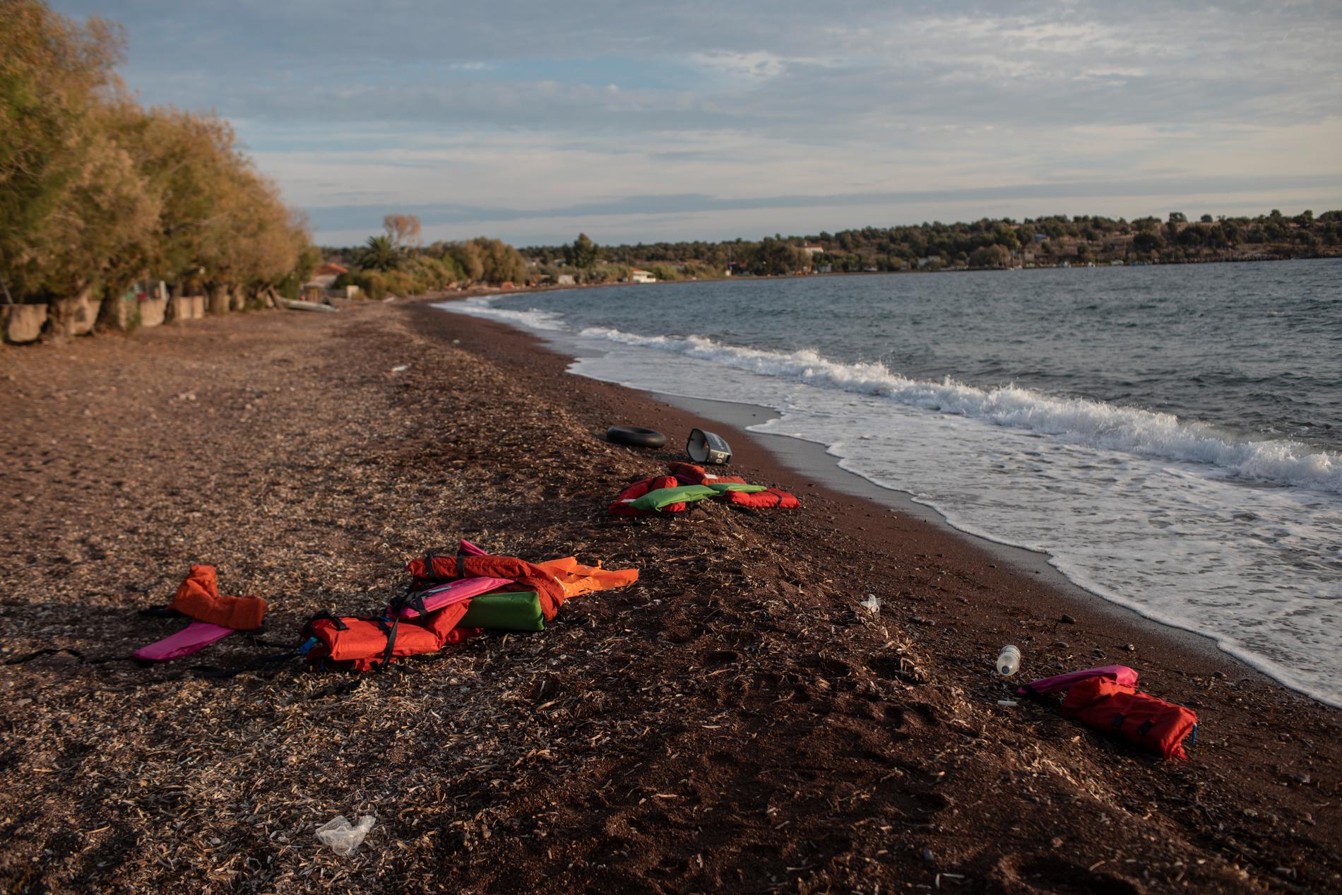 Flytvästar på en strand på grekiska Lesbos. Hit kommer migranter på gummibåtar över Medelhavet.