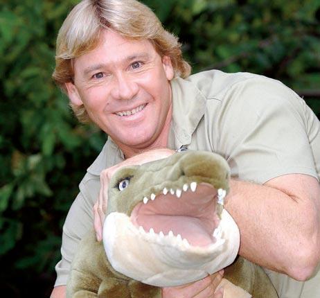 4 september Krokodiljägaren Steve Irwin, 44, blir stucken av en stingrocka i bröstet och dör under en snorkeltur framför kameran i norra Australien. Han begravs några dagar senare i sin egen djurpark, utanför Brisbane.