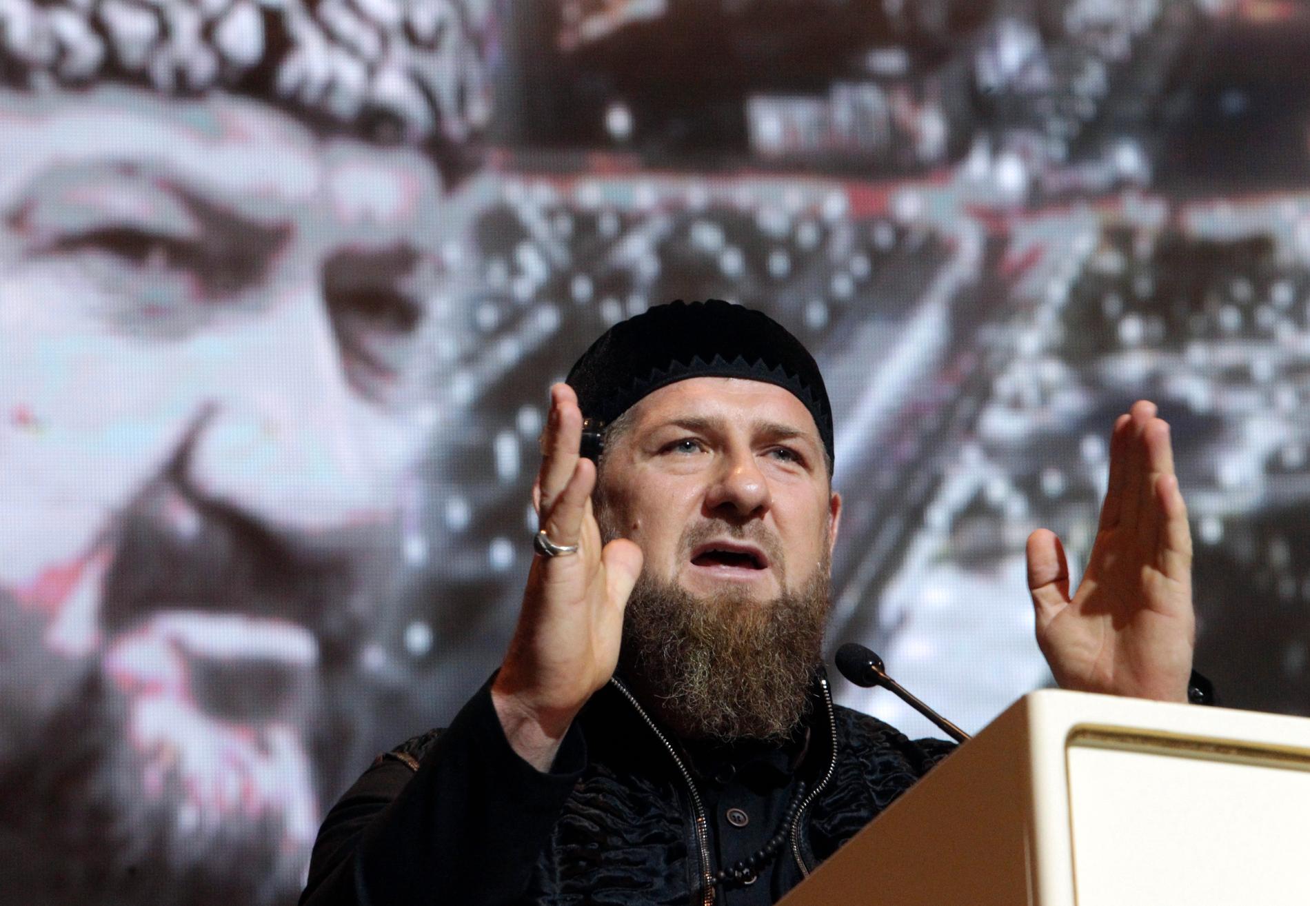 Tjetjeniens starke man Ramzan Kadyrov bredvid ett porträtt av sin pappa Akhmad Kadyrov, presidenten som dödades 2004 i ett bombdåd. Arkivbild.