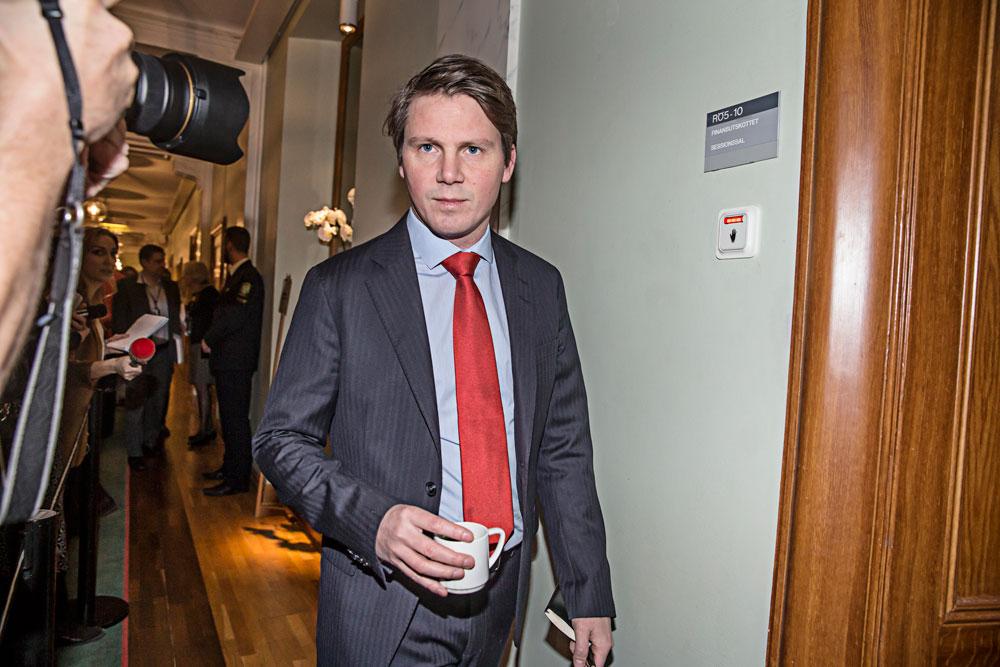 Erik Ullenhag, ekonomisk-politisk talesperson i Folkpartiet är försiktigt positiv till förslaget. ”Det finns förutsättningar för att se över målet”, säger han.