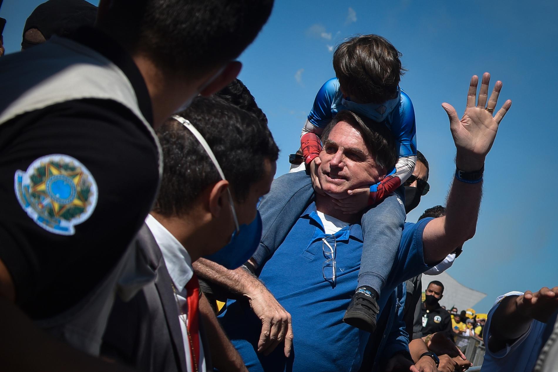 Jair Bolsonaro brukar umgås med anhängare och uttala sig för medier utanför presidentpalatset i Brasília. Bild från ett tidigare tillfälle, i slutet av maj.