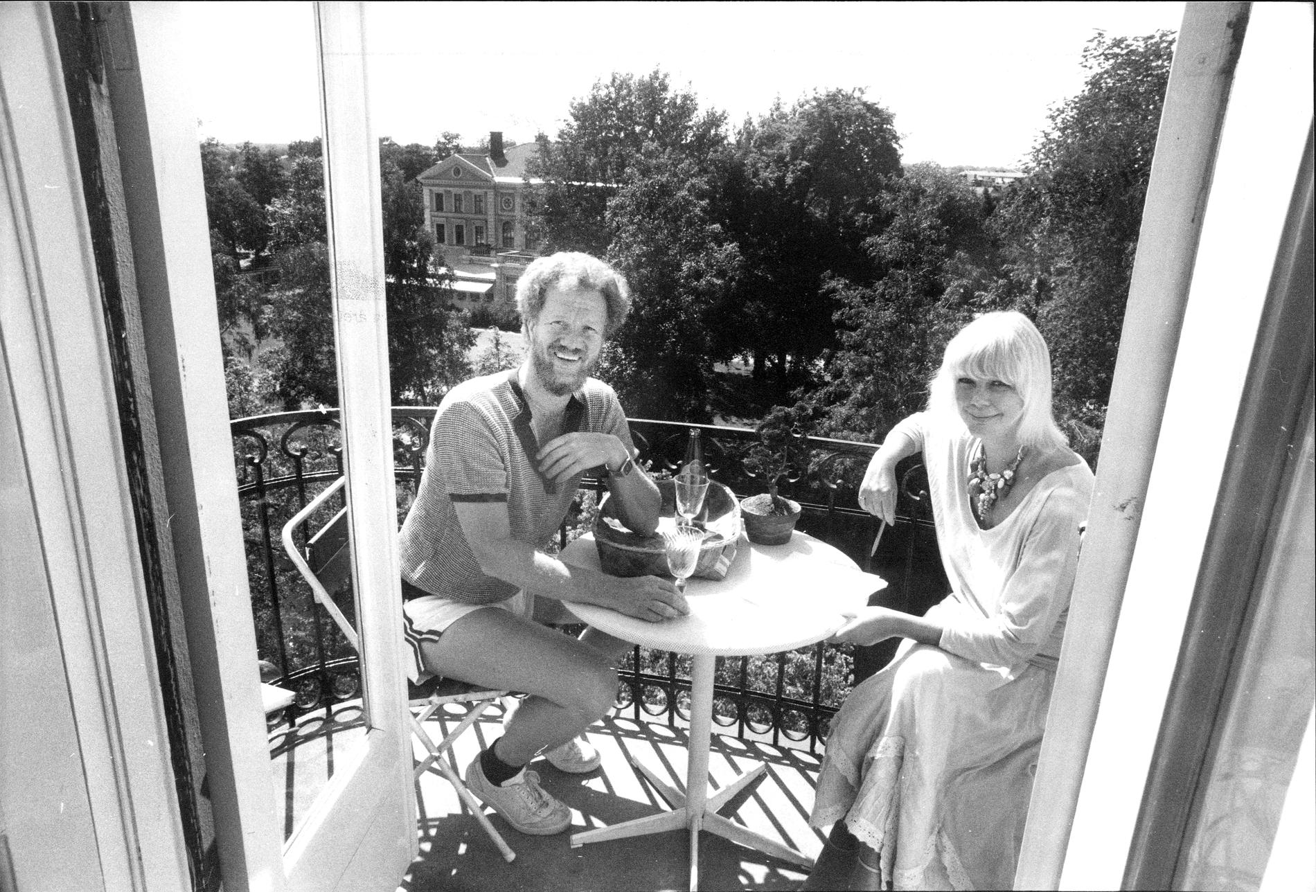 Peter Flack och dåvarande hustrun Birgitta Götestam på sin balkong i lägenheten i Örebro 1983.