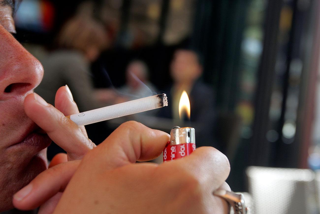 Farlig vana Rökning skördar ungefär 12 000 liv varje år. Dagens debattörer vill se fler åtgärder för att minska rökandet i Sverige.