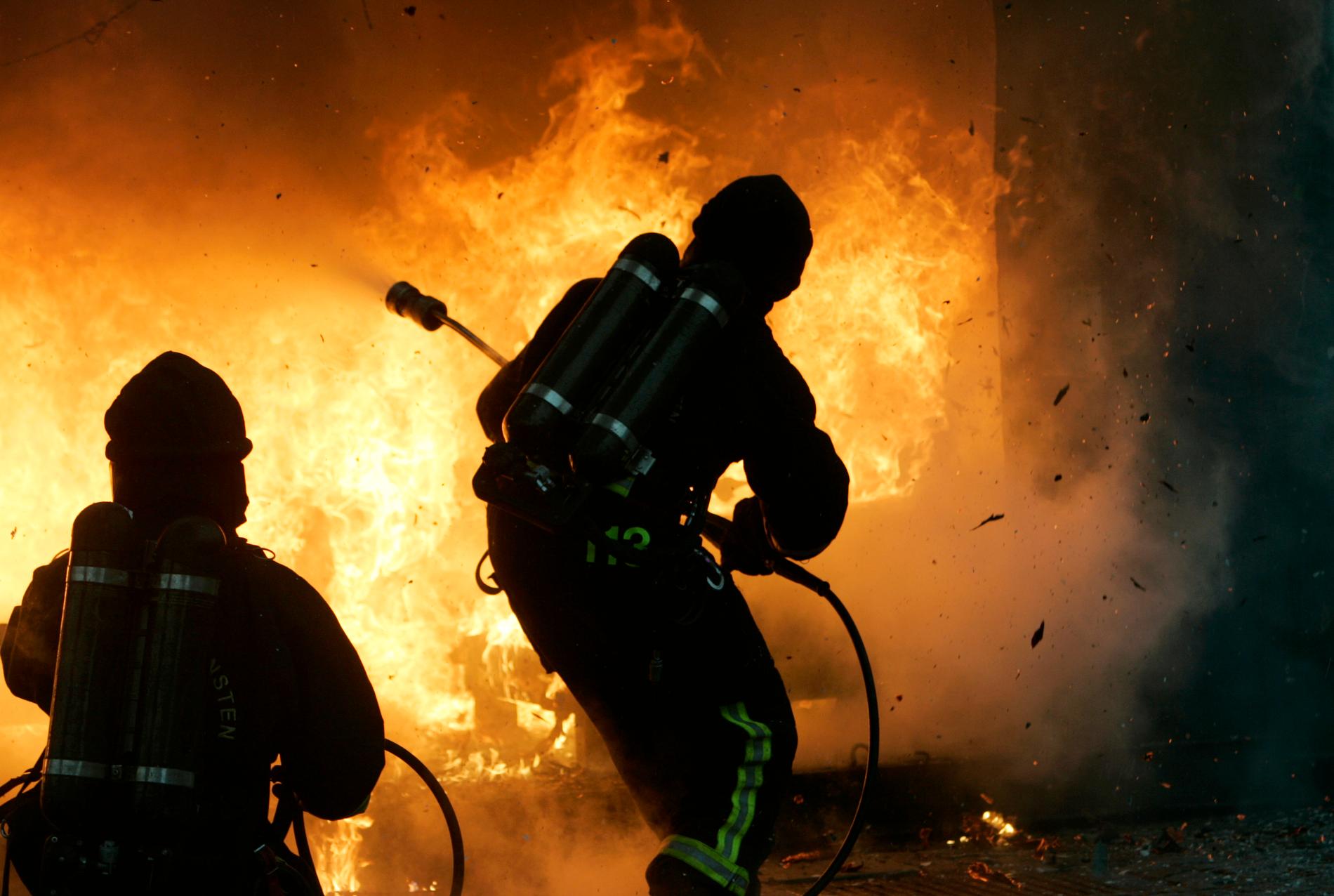 PFAS finns i brandsläckningsskum för att det har en "filmbildande" förmåga, vilket gör att ett tunt skikt bildas mellan skummet och det som brinner, vilket i sin tur kväver elden. Arkivbild.