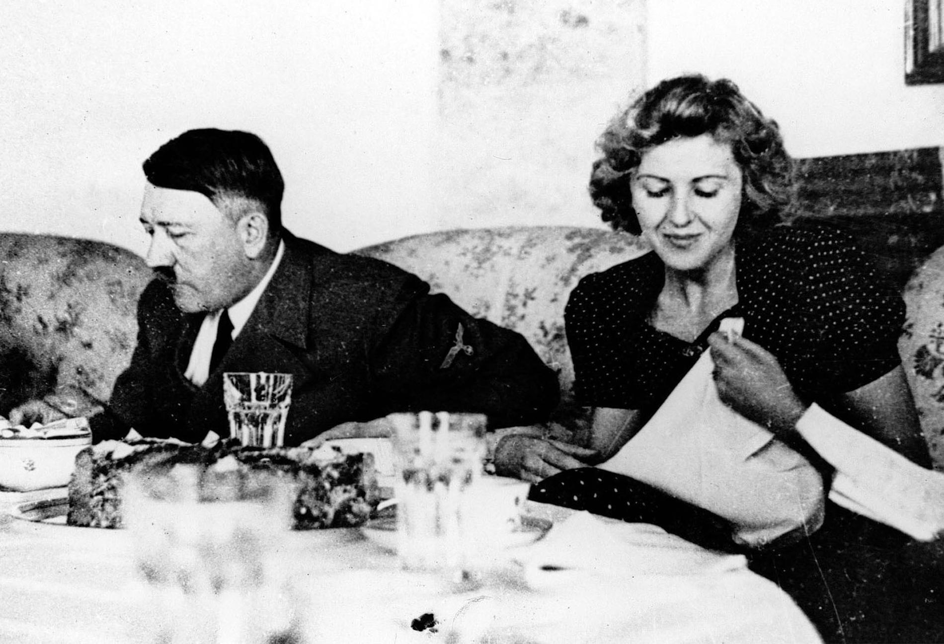 Führerparet Hitler och Braun vid frukostbordet.