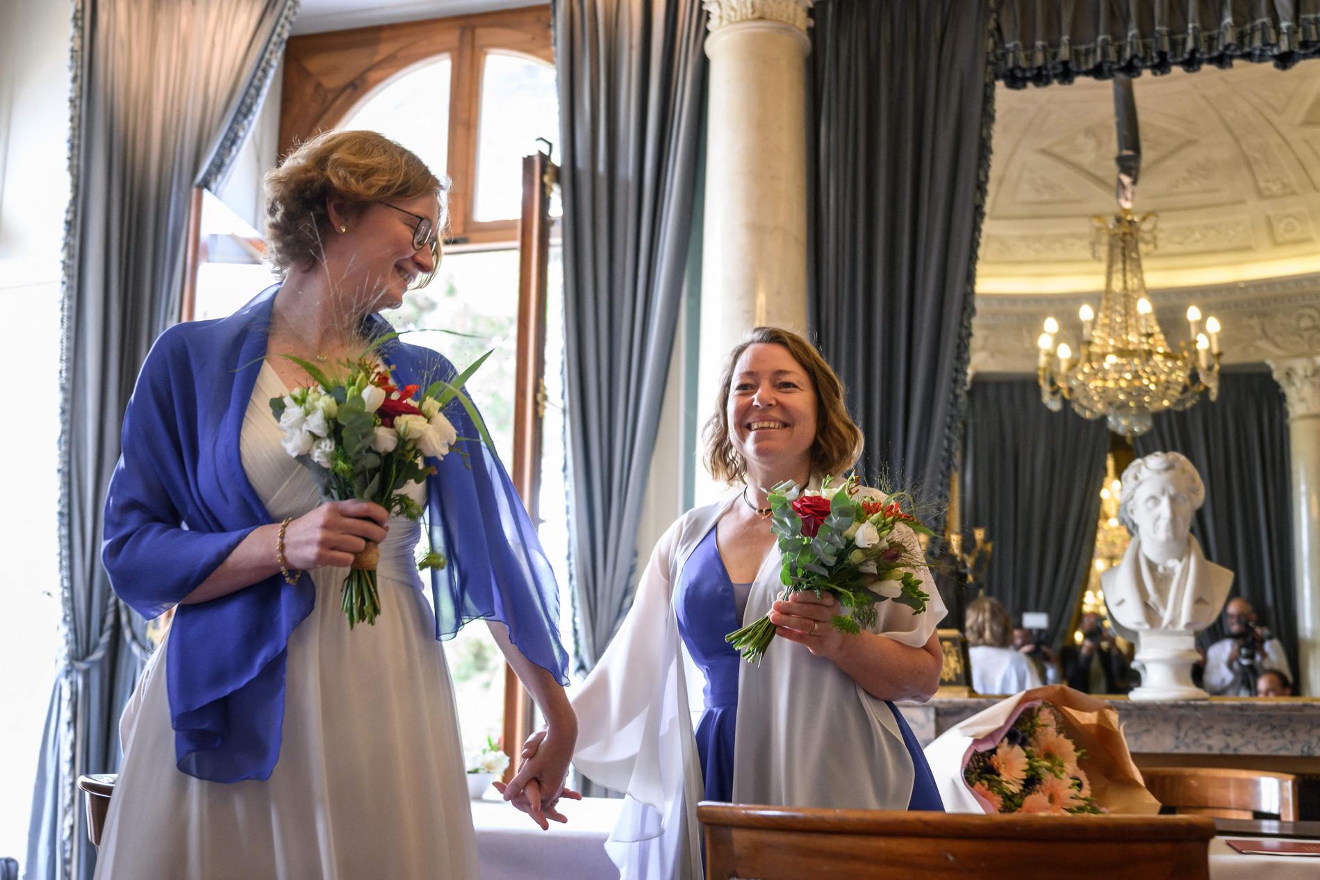 Laure och Aline gifter sig i stadshuset i Genève. Nu är samkönade äktenskap tillåtna i Schweiz.