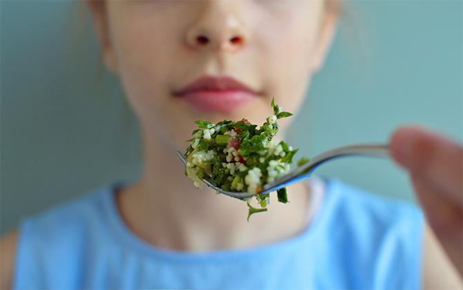 Hur får man barnen att äta mer vego? Ja, man behöver inte förändra allt på en gång, utan kan ta det steg för steg och laga några vegetariska rätter i veckan, eller ”smyga” in de gröna inslagen.